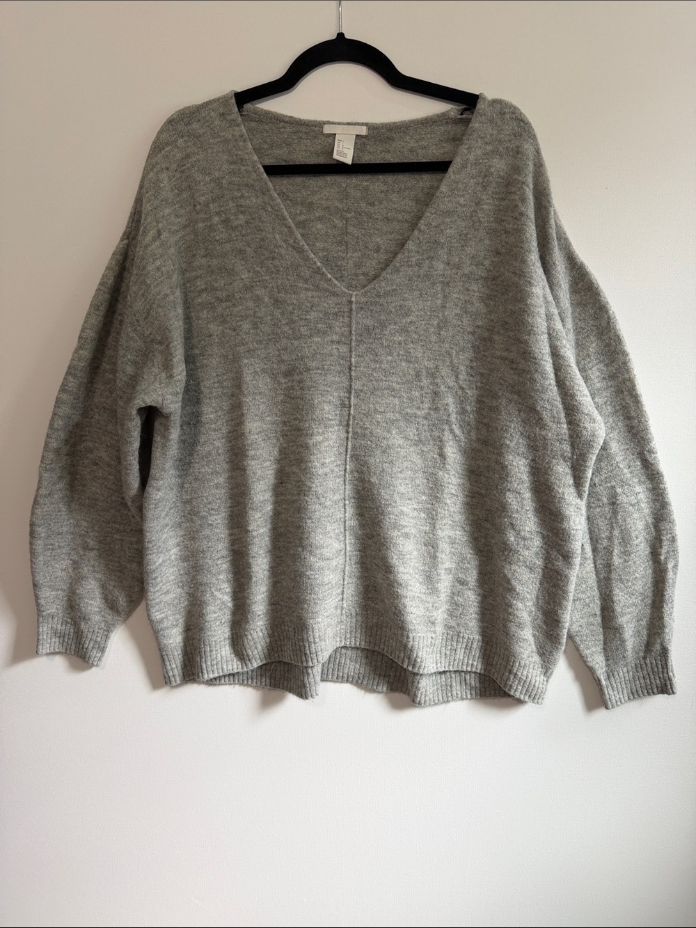 H&M Women’s Light Gray V-Neck Knit Sweater Baggy - L